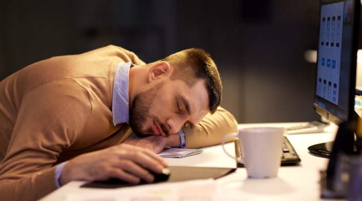 Hombre se queda dormido en el trabajo - Sueño - Apnea del sueño
