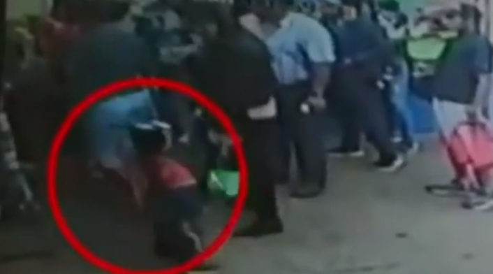Niño sacado a la calle del jardín