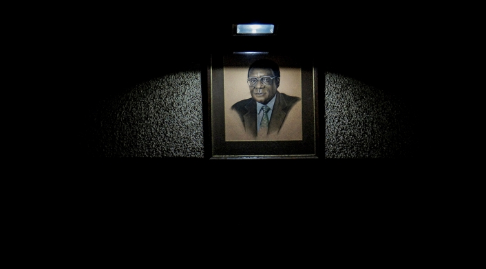 Un cuadro con el rostro de Robert Mugabe, expresidente de Zimbabue, puesto en la ciudad de Harare