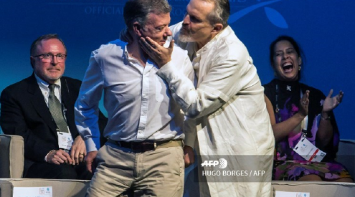Juan Manuel Santos condecora a Miguel Bosé en la cumbre de los Nobel de Paz