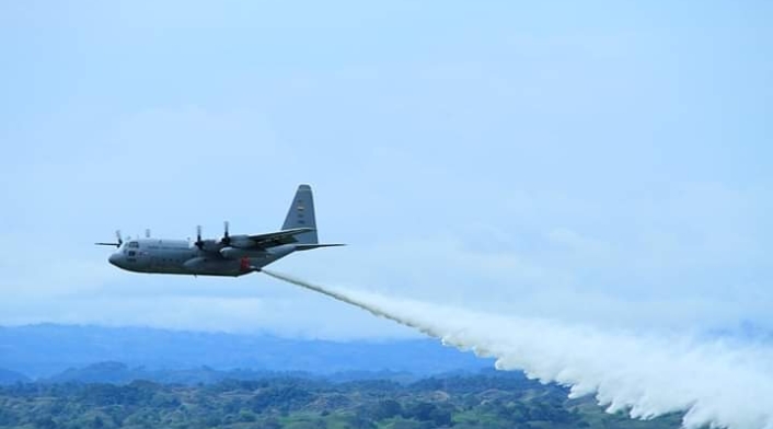 Aeronaves descargan agua y líquido retardante para controlar las conflagraciones