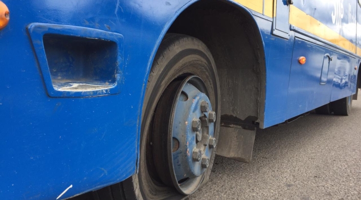 Un bus del Sistema Integrado pinchado en el marco del paro de transportadores informales Un bus del Sistema Integrado pinchado en el marco del paro de transportadores informales