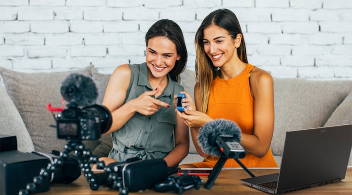 Mujeres grabando un video para Youtube