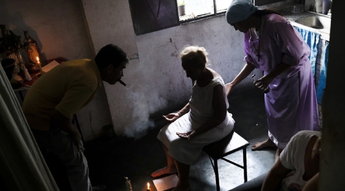 Venezolanos enfermos recuren a las hierbas y 'cirugías espirituales'