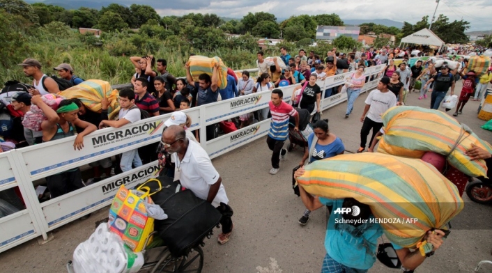 Migrantes venezolanos en el Puente Internacional Simón Bolívar