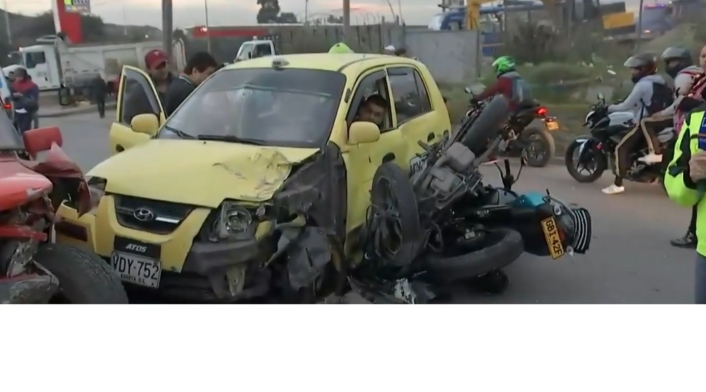 En un hecho insólito, se presentó la colisión de un taxi, una camioneta y tres motocicletas.