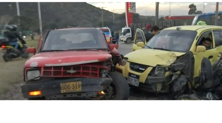 De acuerdo a las primeras versiones, la camioneta se desplazaba en contravía y ocasionó el brutal choque de los automóviles.