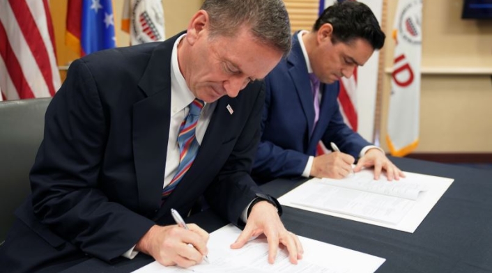Mark Green, director de USAID y Carlos Vecchio, embajador delegado por Juan Guaidó