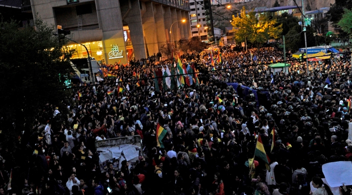 Bolivianos protestan en las calles al conocer los resultados de las elecciones, con sorpresiva ventaja para Evo Morales
