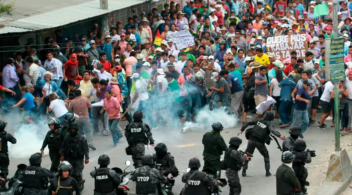 Autoridades bolivianas y manifestantes chocan en Santa Cruz de la Sierra