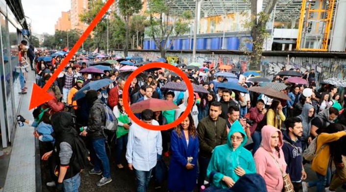 La foto que publicó la candidata Claudia López y que tuvo más de 134 mensajes de respuesta advirtiéndole que estaba sucediendo a su lado