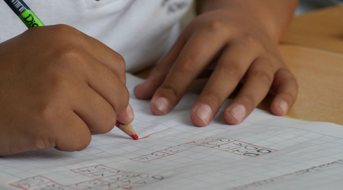 Niño en colegio haciendo tareas