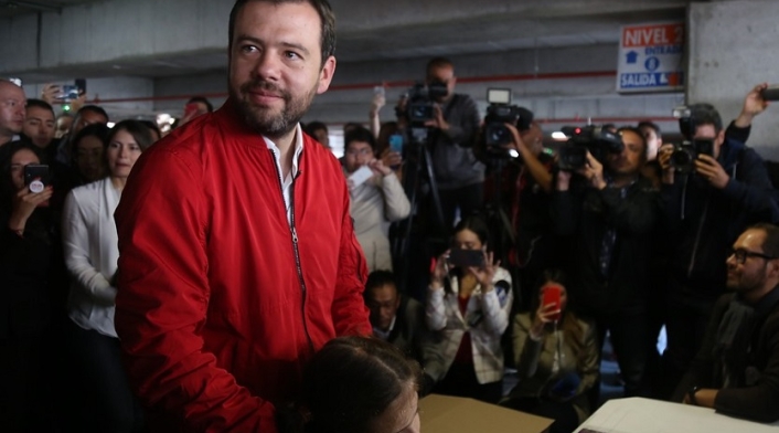 Carlos Fernando Galán, llegó al centro comercial Unicentro para votar Carlos Fernando Galán, llegó al centro comercial Unicentro para votar