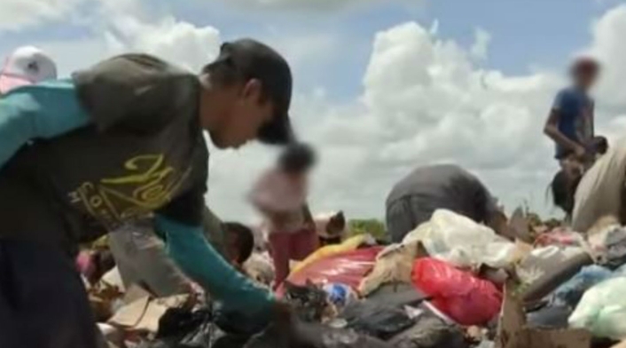 Niños comen de la basura en Puerto Carreño Niños comen de la basura en Puerto Carreño