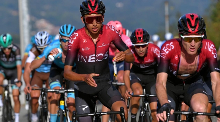 Egan Bernal corriendo el Giro de Lombardía