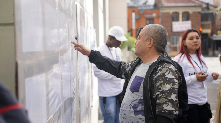 Un ciudadano residente de la ciudad de Bogotá buscando su lugar de votación