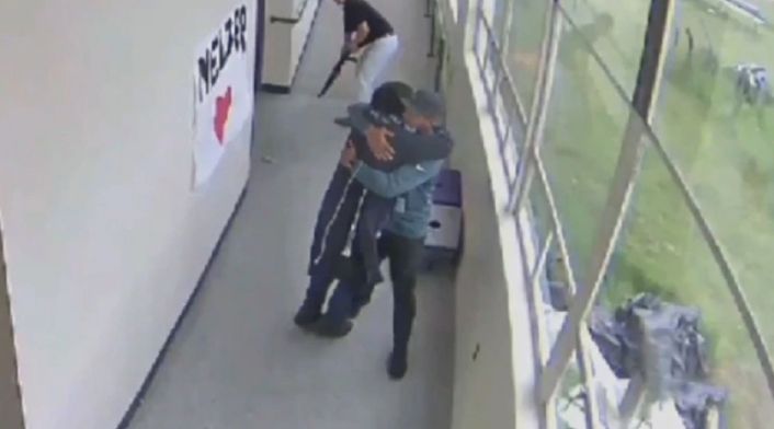 Profesor logra desarmar a alumno