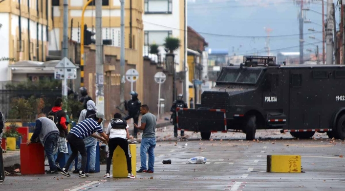 Los manifestantes bloquearon vías y arrojaron piedras a las autoridades.