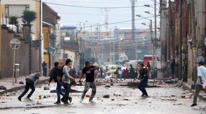 Comerciantes se enfrentaron a la Policía por un operativo anticontrabando.