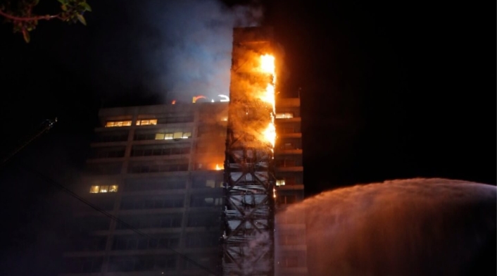 Incendio en edificio Enel, en Santiago