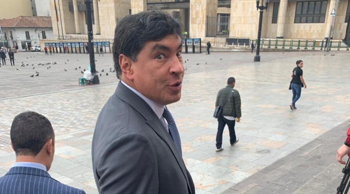 "A mí me hicieron 21.000 interceptaciones telefónicas, a las llamadas, a los mensajes. No hay una palabra mía que viole la ley", sostiene Uribe en su defensa.