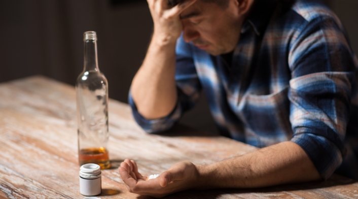 Hombre consumiendo drogas y alcohol - Drogas - Drogadicción - Alcoholismo