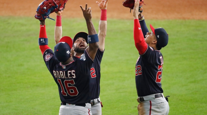Los Nacionales de Washington celebrando su triunfo ante los Astros, en el primer juego de la Serie Mundial, en Houston