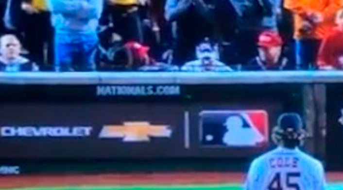 Julia Rose y Lauren Summer en el juego de la Serie Mundial que resultaron sancionadas