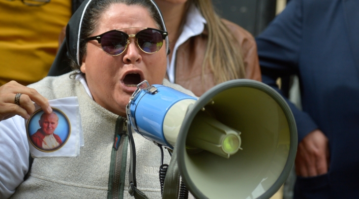 La hermana Adriana Torres participó activamente en la marcha de los seguidores del Centro Democrático. La hermana Adriana Torres participó activamente en la marcha de los seguidores del Centro Democrático.