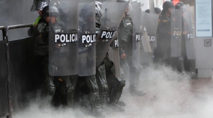 Marcha de estudiantes terminó en fuertes desmanes, en Bogotá