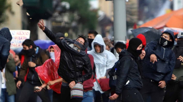 Marcha de estudiantes terminó en fuertes desmanes, en Bogotá
