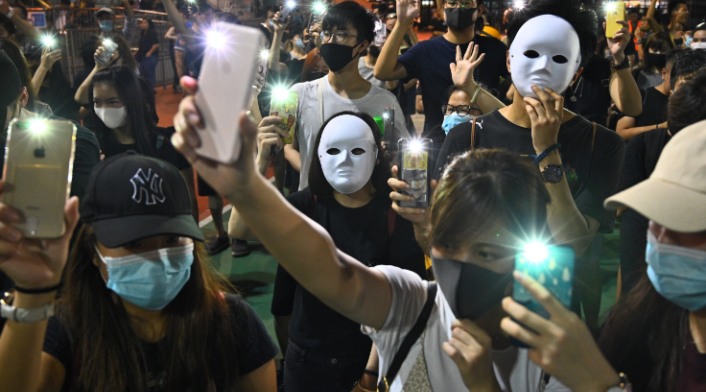 Manifestantes en Hong Kong marchan con máscaras