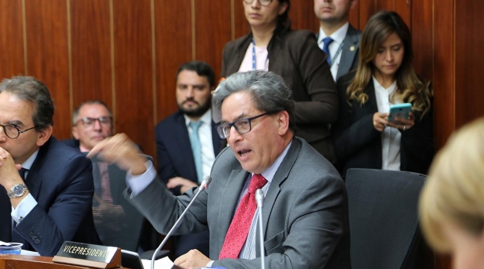 Ministro de Hacienda en la Comisión Tercera del Senado