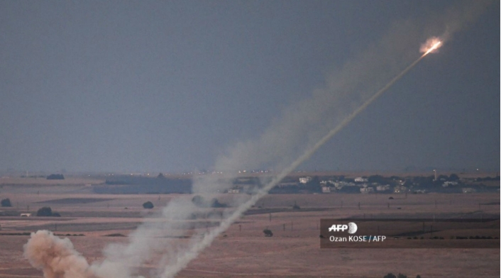 Un misil disparado por las fuerzas turcas hacia la ciudad siria de Ras al-Ain. Un misil disparado por las fuerzas turcas hacia la ciudad siria de Ras al-Ain.