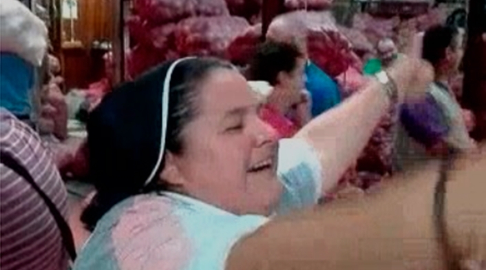 La 'monja' Adriana Torres en un plaza de mercado de Medellín La 'monja' Adriana Torres en un plaza de mercado de Medellín