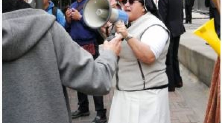 MONJA EN MANIFESTACIÓN DEL URIBISMO