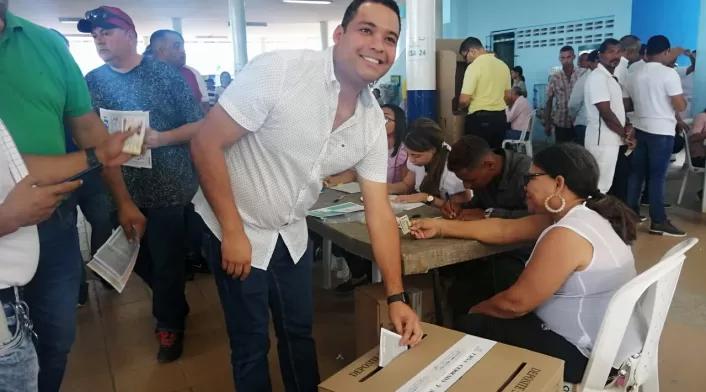 Nemesio Roys muy temprano llego a votar a la institución educativa Liceo Padilla