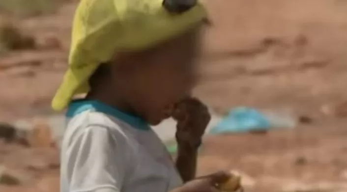 Niños indígenas comen de la basura en Puerto Carreño Niños indígenas comen de la basura en Puerto Carreño