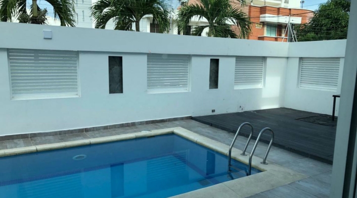 La casa, ubicada en el exclusivo sector de El Golf, en Barranquilla, tiene una piscina. Casa de Aida Merlano