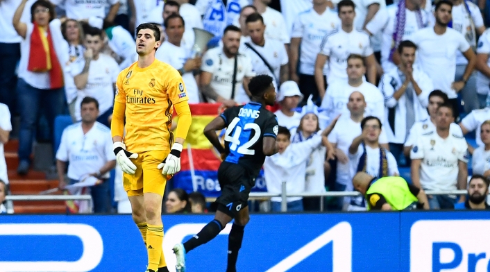 Emmanuel Dennis celebrando uno de los dos tantos que le anotó a Thibaut Courtois, en juego válido por Champions en el Santiago Bernabéu, en Madrid (España), el primero de octubre de 2019 Emmanuel Dennis celebrando uno de los dos tantos que le anotó a Thibaut Courtois, en juego válido por Champions en el Santiago Bernabéu, en Madrid (España), el primero de octubre de 2019