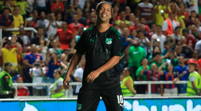 Ronaldinho, con el uniforme del Deportivo Cali, en el partido de exhibición ante América de Cali en el Pascual Guerrero, el 20 de octubre de 2019 en Cali