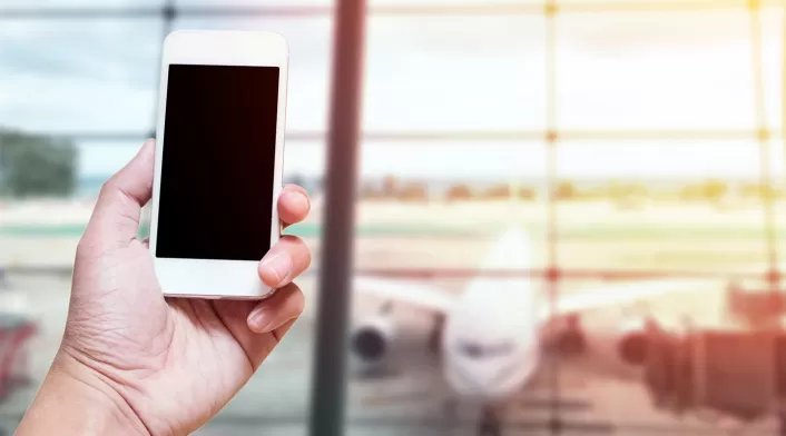 Un teléfono puesto en un aeropuerto internacional