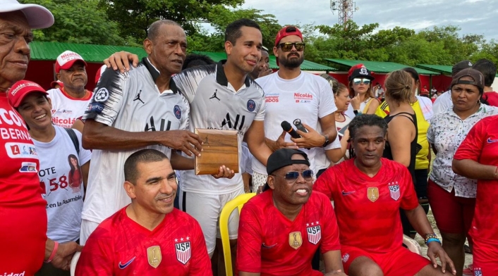 Sin embargo, el Tino el fin de semana volvió a vestirse de cotos para jugar fútbol en San Andrés Sin embargo, el Tino el fin de semana volvió a vestirse de cotos para jugar fútbol en San Andrés