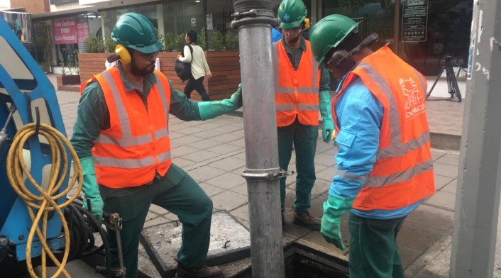 Operativo en Bogotá para limpiar alcantarillas