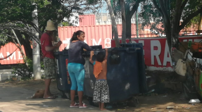 Situación de indígenas wayúu, en La Guajira, buscando comida en la basura