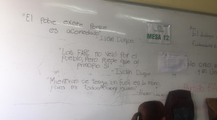 Tablero con mensajes políticos en Bello, Antioquia.