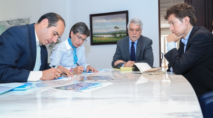 Claudia López y Enrique Peñalosa, en reunión previa al empalme en Bogotá.