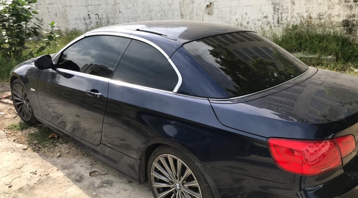 Autos y otros lujos dentro de las propiedades de Aida Merlano.