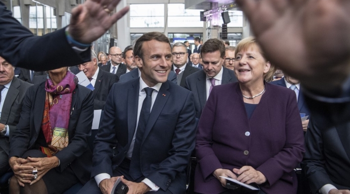Emmanuel Macron junto a Angela Merkel