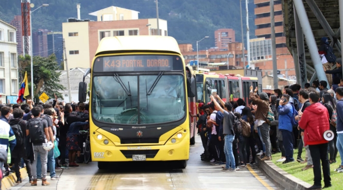 Paro nacional - Bloqueos en la Calle frente a la Universidad Nacional